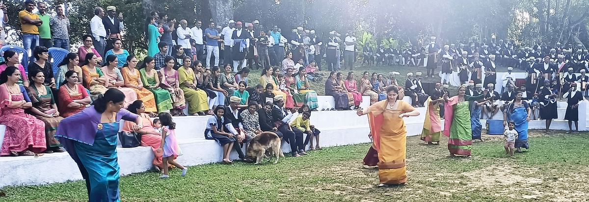 ಮಹಿಳೆಯರು ವಾಲಗತಾಟ್ ಪ್ರದರ್ಶಿಸಿದರು