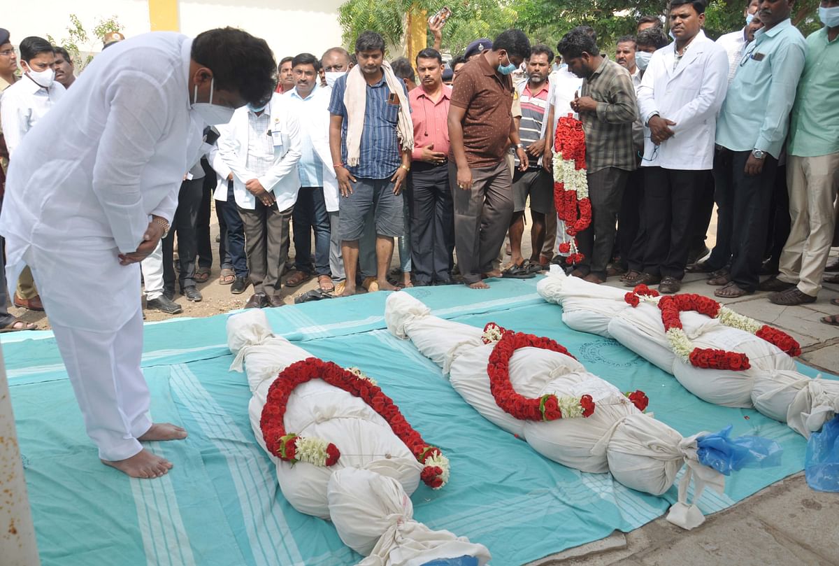 ವಿಜಯಪುರ ಜಿಲ್ಲಾಸ್ಪತ್ರೆ ಶವಗಾರದಲ್ಲಿ ಇಡಲಾಗಿದ್ದ ಕಾರ್ಮಿಕರ ಮೃತದೇಹಗಳಿಗೆ ಸಚಿವ ಎಂ.ಬಿ.ಪಾಟೀಲ ಅಂತಿಮ ನಮನ ಸಲ್ಲಿಸಿ ಕ್ಷಣ ಹೊತ್ತು ಭಾವುಕರಾದರು 