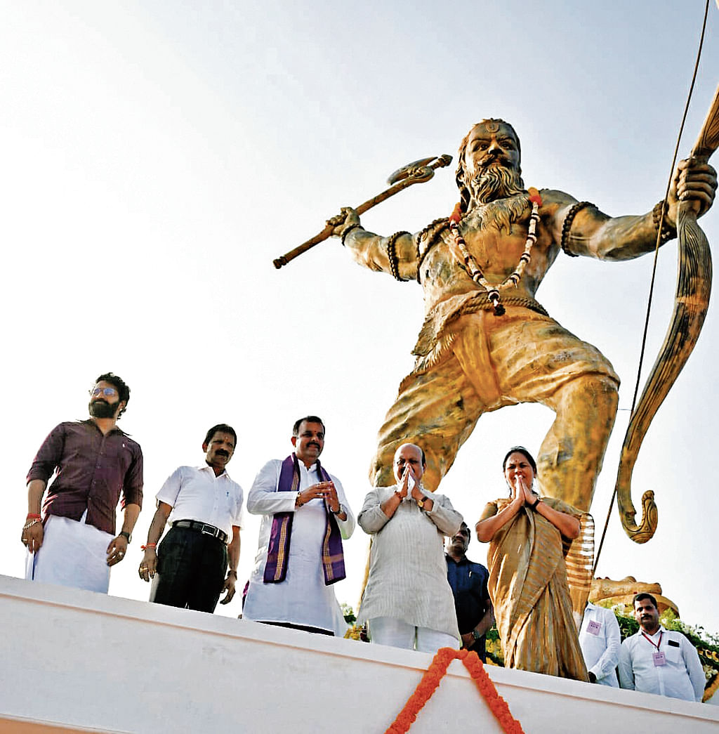 ಕಾರ್ಕಳದ ಉಮಿಕಲ್ ಬೆಟ್ಟದ ಮೇಲೆ ನಿರ್ಮಾಣಗೊಂಡ ಪರಶುರಾಮನ ಪ್ರತಿಮೆ