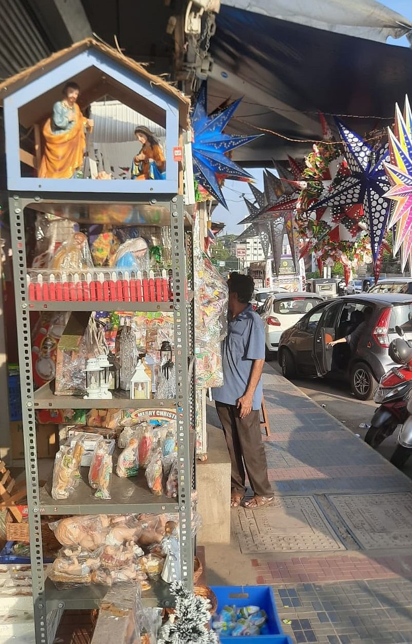 ಮಂಗಳೂರಿನ ಜೆಮ್ ಆ್ಯಂಡ್ ಕಂಪನಿಯಲ್ಲಿ ಮಾರಾಟಕ್ಕಿಟ್ಟಿರುವ ಕ್ರಿಸ್‌ಮಸ್ ಸಾಮಗ್ರಿಗಳು