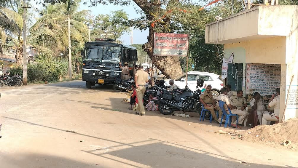 ಕಡರನಾಯ್ಕನಹಳ್ಳಿ ಸಮೀಪದ ಭಾನುವಳ್ಳಿ ಗ್ರಾಮದಲ್ಲಿ ಬೀಡುಬಿಟ್ಟಿರುವ ಪೊಲೀಸರು