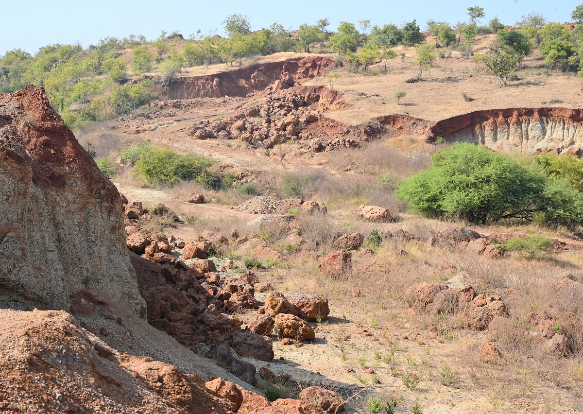 ಗುಡ್ಡ ಕೊರೆದಿರುವುದು