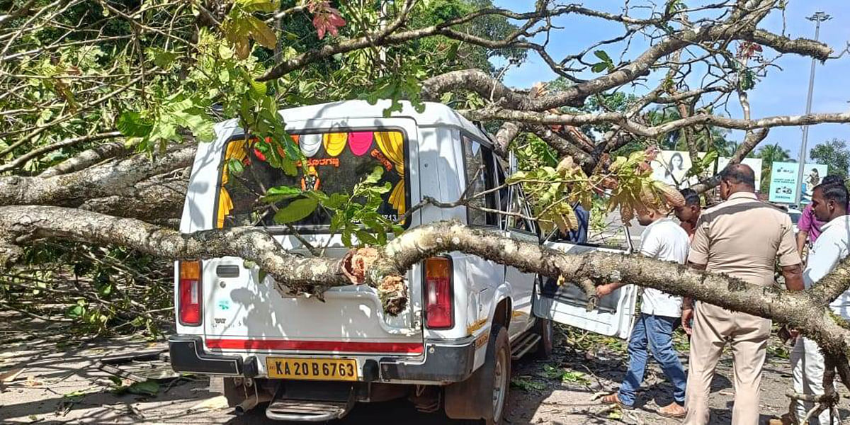 ಘಟನೆಯಲ್ಲಿ ಜಖಂಗೊಂಡಿರುವ ವಾಹನ