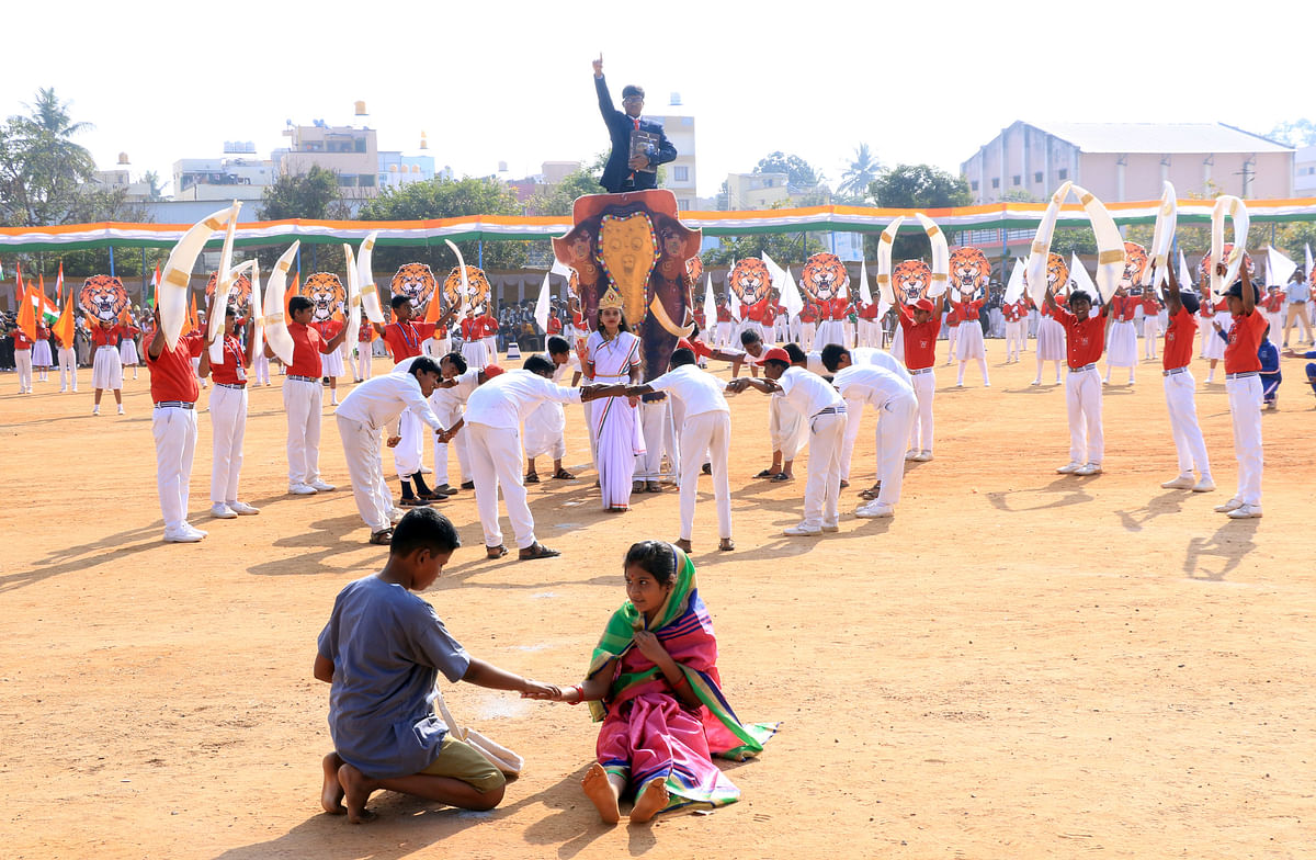 ಗಣರಾಜ್ಯೋತ್ಸವ ದಿನದ ಅಂಗವಾಗಿ ನಡೆದ ಸಾಂಸ್ಕೃತಿಕ ಕಾರ್ಯಕ್ರಮದಲ್ಲಿ ಚಾಮರಾಜನಗರದ ಸೇಂಟ್‌ ಜೋಸೆಫ್ ಪ್ರೌಢ ಶಾಲೆಯ ವಿದ್ಯಾರ್ಥಿಗಳು ನೃತ್ಯ ಪ್ರದರ್ಶಿಸಿದರು. ಅವರಿಗೆ ಮೊದಲ ಬಹುಮಾನವೂ ದೊರೆಯಿತು