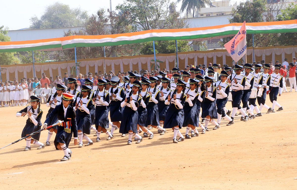 ಕೊಳ್ಳೇಗಾಲದ ವಾಸವಿ ವಿದ್ಯಾಕೇಂದ್ರದ ವಿದ್ಯಾರ್ಥಿಗಳು ಪ್ರದರ್ಶಿಸಿದ ಬ್ಯಾಂಡ್‌ ಪ್ರದರ್ಶನ ಜನರನ್ನು ಆಕರ್ಷಿಸಿತು