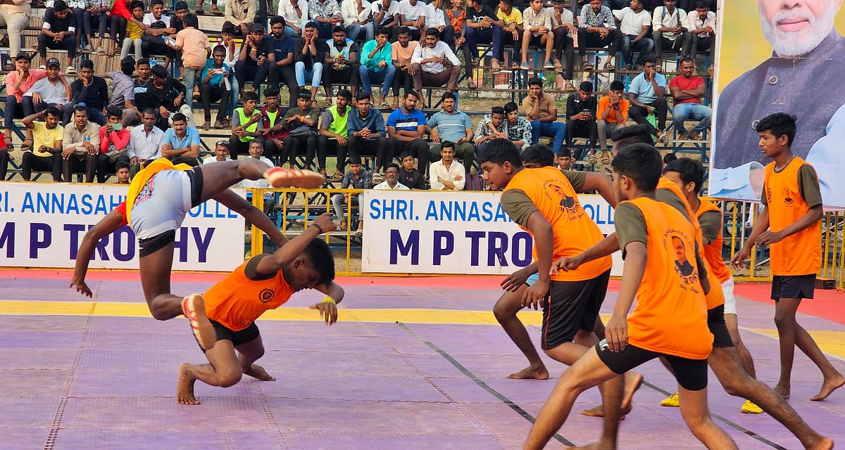 ಹುಕ್ಕೇರಿಯಲ್ಲಿ ಆರಂಭಗೊಂಡಿರುವ ಎಂ.ಪಿ.ಟ್ರೋಫಿ ಕಬಡ್ಡಿ ಪಂದ್ಯಾವಳಿಯಲ್ಲಿ ಕ್ರೀಡಾಪಟುಗಳ ಆಟದ ಮನಮೋಹಕ ದೃಶ್ಯ