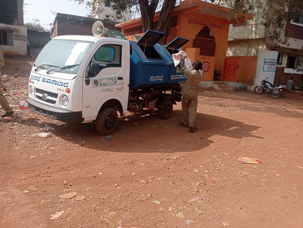 ಹುಮನಾಬಾದ್ ಪಟ್ಟಣದ ಮೃತಪಟ್ಟಿರುವ ಹಂದಿಗಳು ವಾಹನದಲ್ಲಿ ಹಾಕುತ್ತಿರುವುದು