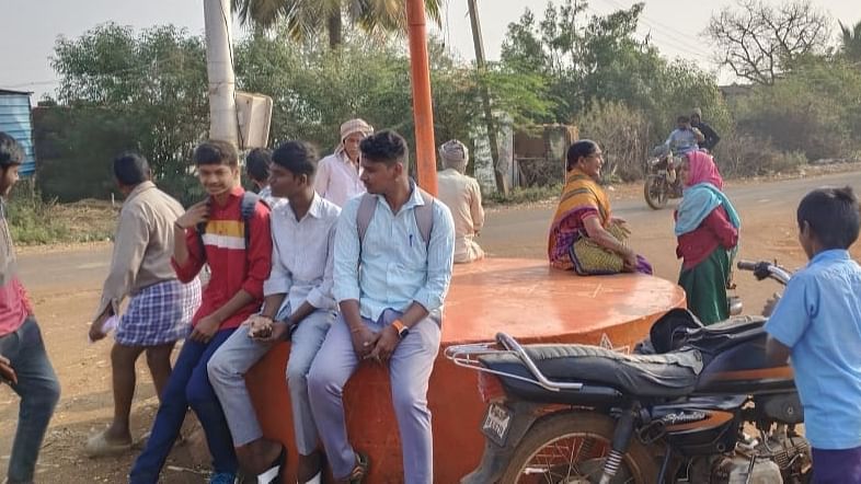 ಹುಮನಾಬಾದ್ | ವಿದ್ಯಾರ್ಥಿಗಳಿಗೆ ತೊಂದರೆ: ಶಾಲಾ ಸಮಯಕ್ಕೆ ಬಸ್‌ ವ್ಯವಸ್ಥೆಗೆ ಆಗ್ರಹ
