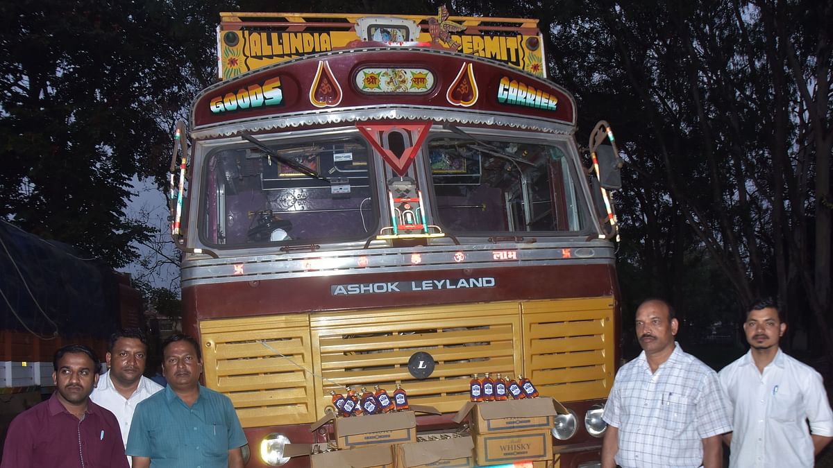ಹುಬ್ಬಳ್ಳಿ: ಆಯಿಲ್‌ ಟ್ಯಾಂಕರ್‌ನಲ್ಲಿ ಸಾಗಿಸುತ್ತಿದ್ದ ₹50 ಲಕ್ಷ ಮೌಲ್ಯದ ಮದ್ಯ ವಶ