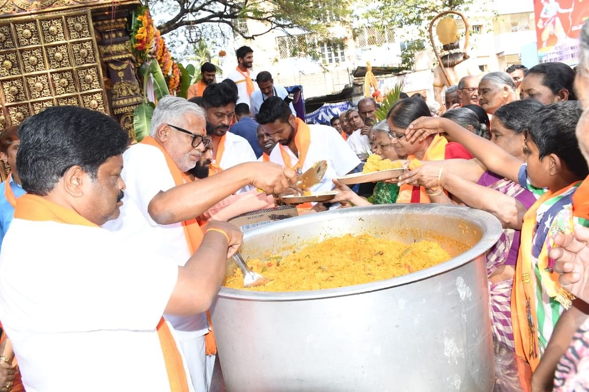 ಶಾಸಕ ಎಸ್‌. ಸುರೇಶ್‌ ಕುಮಾರ್‌ ನೇತೃತ್ವದಲ್ಲಿ ರಾಜಾಜಿನಗರದಲ್ಲಿ ಪ್ರಸಾದ ವಿತರಣೆ ನಡೆಯಿತು