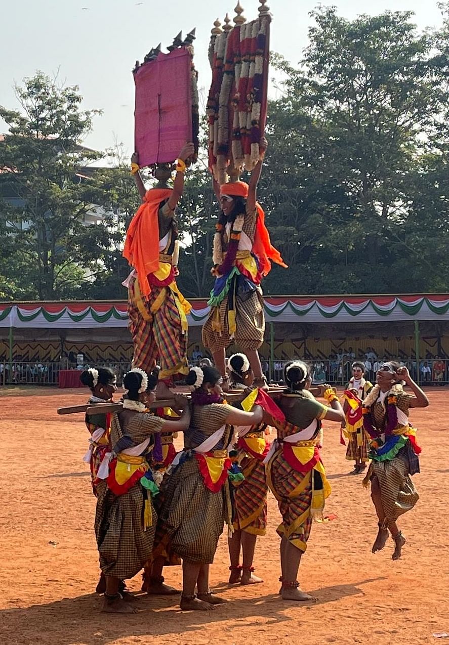 ಮಂಗಳೂರಿನ ನೆಹರು ಮೈದಾನದಲ್ಲಿ ನಡೆದ ಗಣರಾಜ್ಯೋತ್ಸವದಲ್ಲಿ ಶಾಲಾ ವಿದ್ಯಾರ್ಥಿಗಳು ಪ್ರದರ್ಶಿಸಿದ ಪೂಜಾ ಕುಣಿತ