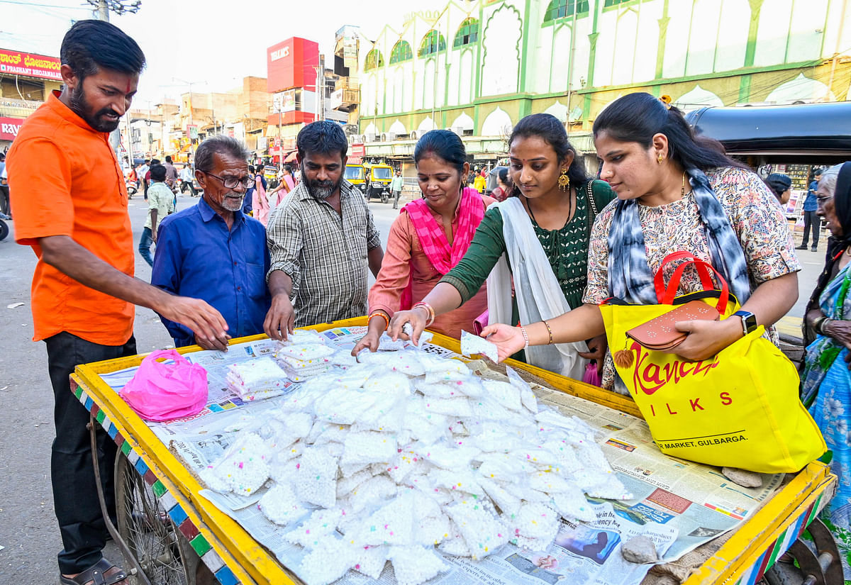 ಕಲಬುರಗಿಯ ಮಾರುಕಟ್ಟೆಯಲ್ಲಿ ಭಾನುವಾರ ಎಳ್ಳು ಖರೀದಿಸಿದ ಗ್ರಾಹಕರು
–ಪ್ರಜಾವಾಣಿ ಚಿತ್ರ