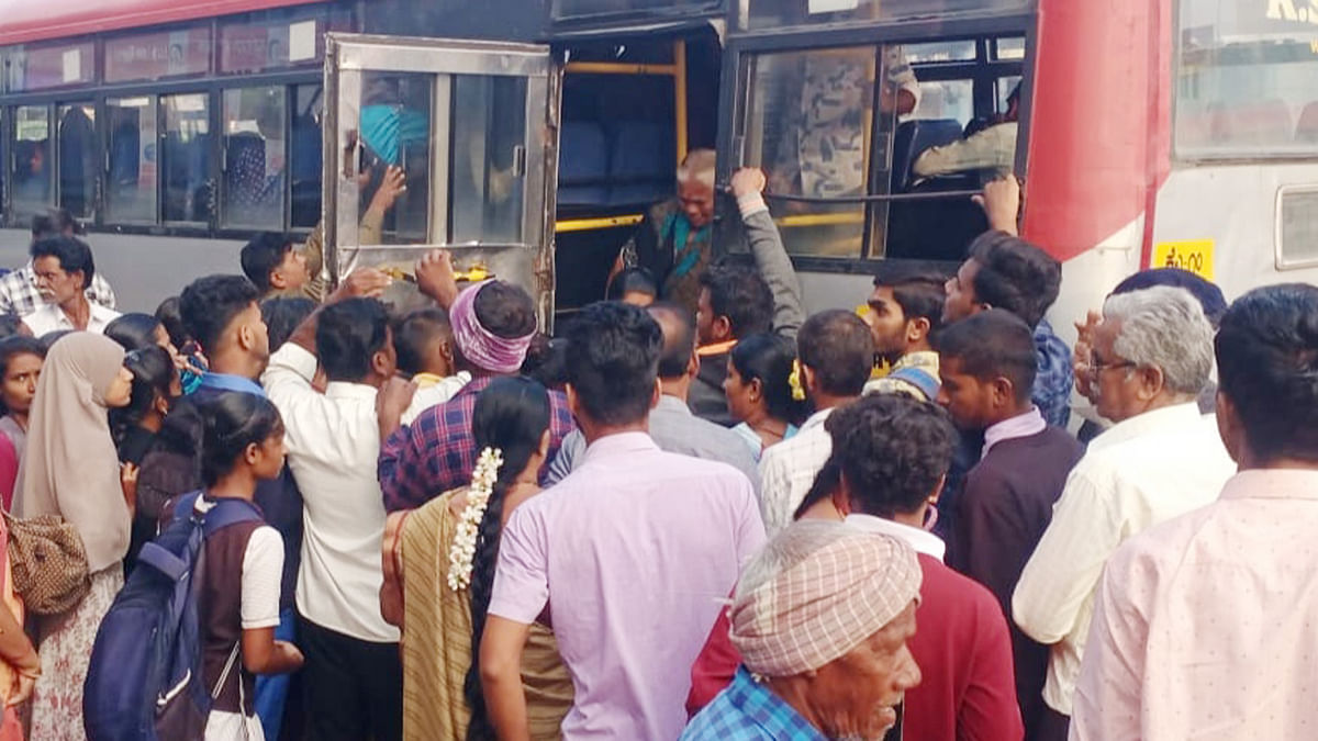 ಯಳಂದೂರು: ಬಂದ್- ಸರ್ಕಾರಿ ಬಸ್‌ಗೆ ಮುಗಿಬಿದ್ದ ಜನ