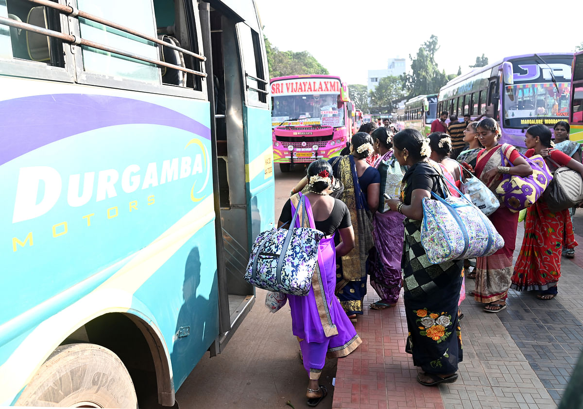 ಮಂಗಳೂರಿನ ಸ್ಟೇಟ್‌ ಬ್ಯಾಂಕ್ ಬಸ್ ನಿಲ್ದಾಣದಲ್ಲಿ ಖಾಸಗಿ ಬಸ್‌ಗೆ ಕಾಯುತ್ತಿರುವ ಮಹಿಳೆಯರು ಪ್ರಜಾವಾಣಿ ಚಿತ್ರ / ಫಕ್ರುದ್ದೀನ್ ಎಚ್