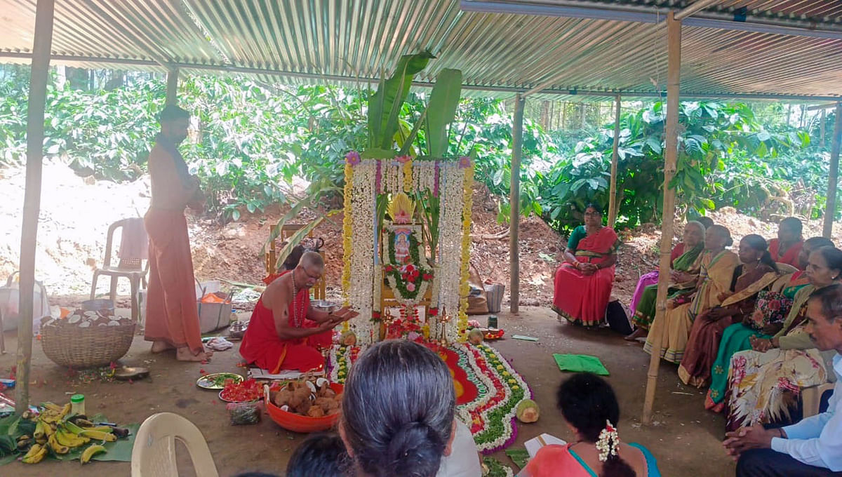 ಸತ್ಯನಾರಾಯಣ ಪೂಜೆಯನ್ನು ಈಚೆಗೆ ನೆರವೇರಿಸಲಾಯಿತು.