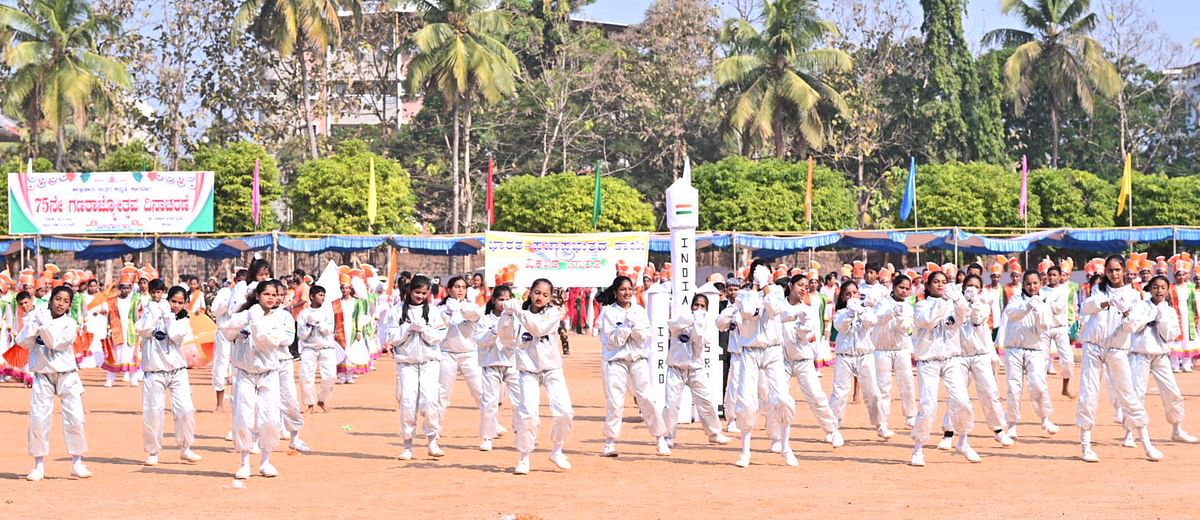 ಕಾರವಾರದಲ್ಲಿ ನಡೆದ ಗಣರಾಜ್ಯೋತ್ಸವ ಕಾರ್ಯಕ್ರಮದಲ್ಲಿ ಸೇಂಟ್ ಮೈಕಲ್ ಪ್ರೌಢಶಾಲೆಯ ವಿದ್ಯಾರ್ಥಿನಿಯರು ನೃತ್ಯ ಪ್ರದರ್ಶಿಸಿದರು