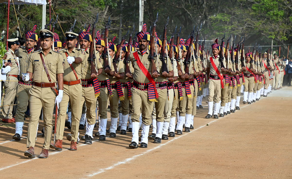 ಜಿಲ್ಲಾ ಪೊಲೀಸ್ ಹಾಗೂ ವಿವಿಧ ತುಕಡಿಗಳಿಂದ  ಆಕರ್ಷಕ ಪಥ ಸಂಚಲನ ನಡೆಯಿತು 