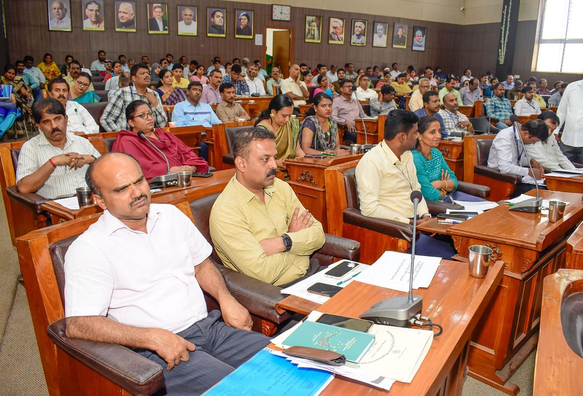 ದಿಶಾ ಸಮಿತಿ ಸಭೆಯಲ್ಲಿ ಪಾಲ್ಗೊಂಡಿದ್ದ ಅಧಿಕಾರಿಗಳು