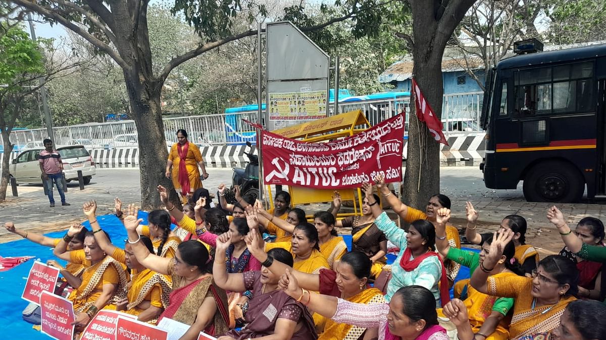 ಬೆಂಗಳೂರು: ಗೌರವಧನ ಹೆಚ್ಚಿಸಲು ಆಗ್ರಹಿಸಿ ಪ್ರತಿಭಟನೆ