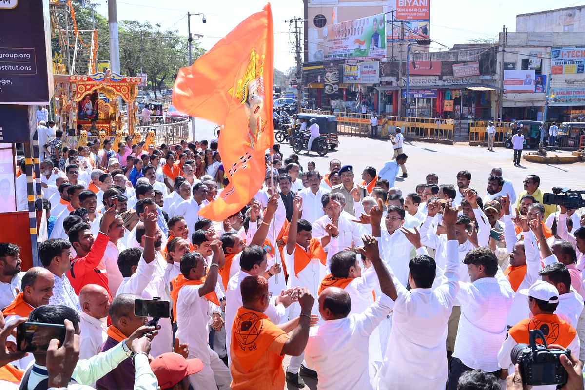 ಬೀದರ್‌ನಲ್ಲಿ ಶನಿವಾರ ನಡೆದ ಬಸವೇಶ್ವರ ಭಾವಚಿತ್ರದ ಮೆರವಣಿಗೆಯಲ್ಲಿ ಬಸವಭಕ್ತರು ಕುಣಿದು ಕುಪ್ಪಳಿಸಿದರು