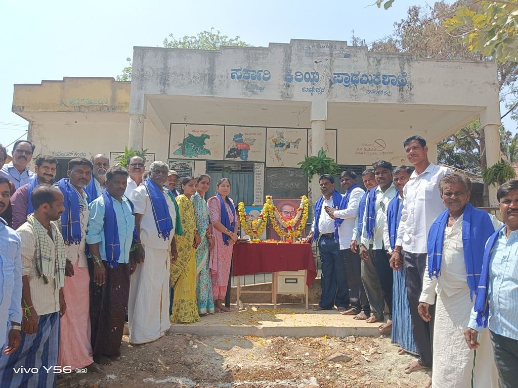 2ಇಪಿ : ಹೊನ್ನಾಳಿ ತಾ ಬಳ್ಳೇಶ್ವರ ಸರ್ಕಾರಿ ಕಿರಿಯ ಪ್ರಾಥಮಿಕ ಶಾಲೆಯಲ್ಲಿ $ 3.50 ಲಕ್ಷ ವೆಚ್ಚದಲ್ಲಿ ಹೈಟೆಕ್ ರಾಷ್ಟ್ರಧ್ವಜಸ್ಥಂಭ ನಿರ್ಮಾಣಕ್ಕೆ ಎನ್. ಪ್ರಕಾಶ್ ಗುದ್ದಲಿಪೂಜೆ ನೆರವೇರಿಸಿದರು. ನಂತರ ಡಾ. ಬಿ.ಆರ್. ಅಂಬೇಡ್ಕರ್ ಅವರ ಭಾವಚಿತ್ರಕ್ಕೆ ಪುಷ್ಪನಮನ ಸಲ್ಲಿಸಿ ಸಂವಿಧಾನದ ಪೀಠಿಕೆಯನ್ನು ಓದಲಾಯಿತು. 