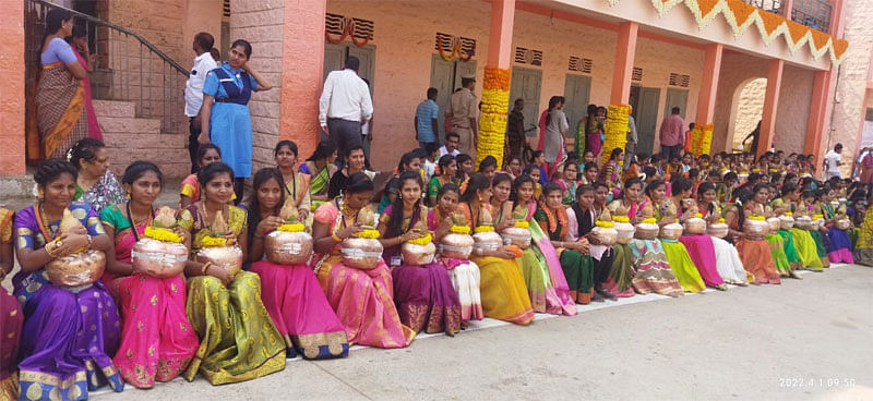 ಗಣ್ಯರ ಸ್ವಾಗತಕ್ಕೆ ಸಜ್ಜಾಗಿರುವ ಸಿದ್ಧಗಂಗಾ ಶಿಕ್ಷಣ ಸಂಸ್ಥೆಯ ವಿದ್ಯಾರ್ಥಿಗಳು