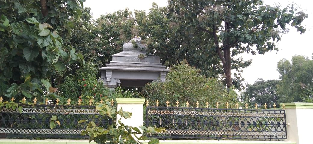 ರಾಮಾಪುರ ಗ್ರಾಮದ ಬಳಿಯ ಸಮಾಧಿಗೆ ಸುತ್ತಲೂ ಉದ್ಯಾನವನ ನಿರ್ಮಿಸಿರುವುದು