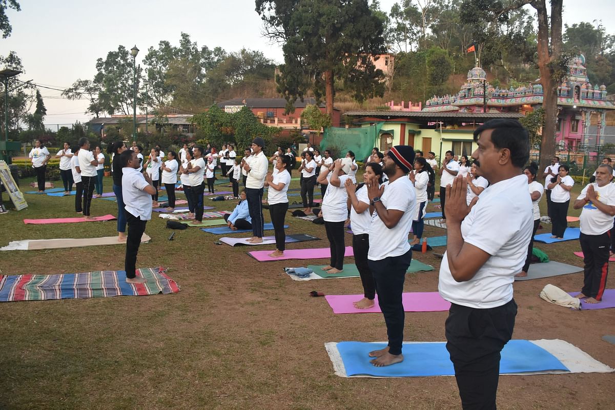 ರಥಸಪ್ತಮಿ ಅಂಗವಾಗಿ ಮಡಿಕೇರಿಯ ರಾಜಾಸೀಟ್ ಉದ್ಯಾನದಲ್ಲಿ ಶುಕ್ರವಾರ ನಡೆದ ಸಾಮೂಹಿಕ ಸೂರ್ಯನಮಸ್ಕಾರದಲ್ಲಿ ಯೋಗಪಟುಗಳು ಭಾಗವಹಿಸಿದ್ದರು