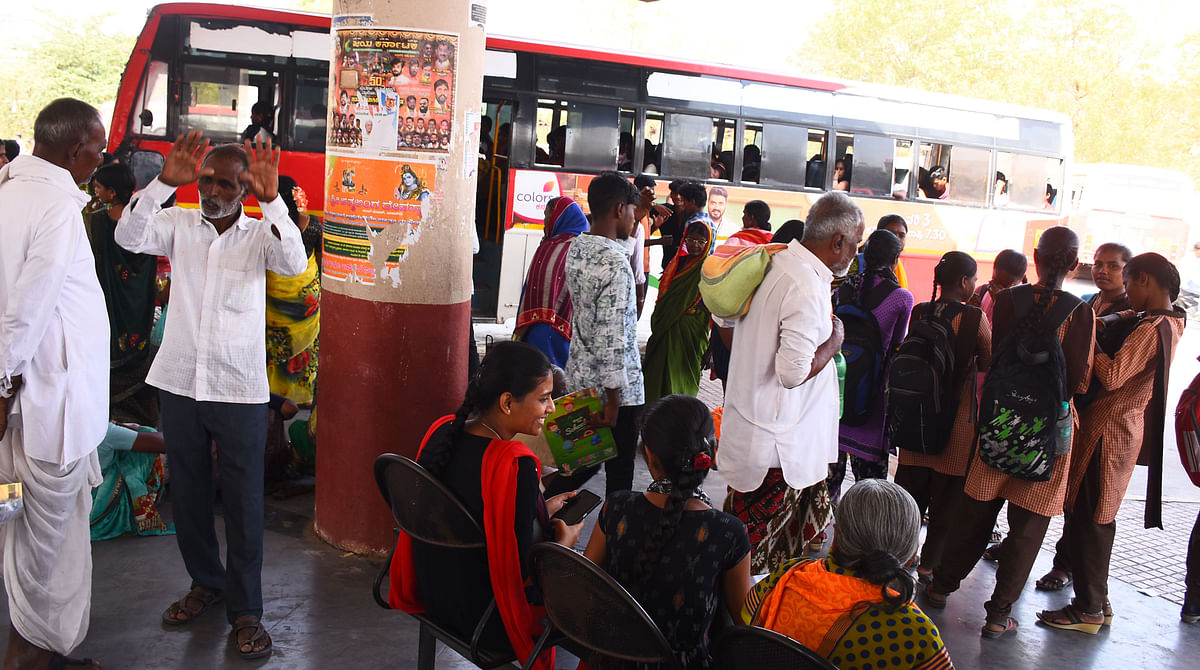 ಯಾದಗಿರಿ ನಗರ ಕೇಂದ್ರ ಬಸ್‌ ನಿಲ್ದಾಣದಲ್ಲಿ ಬಸ್‌ಗಾಗಿ ಕಾಯುತ್ತಿರುವ ವಿದ್ಯಾರ್ಥಿಗಳು