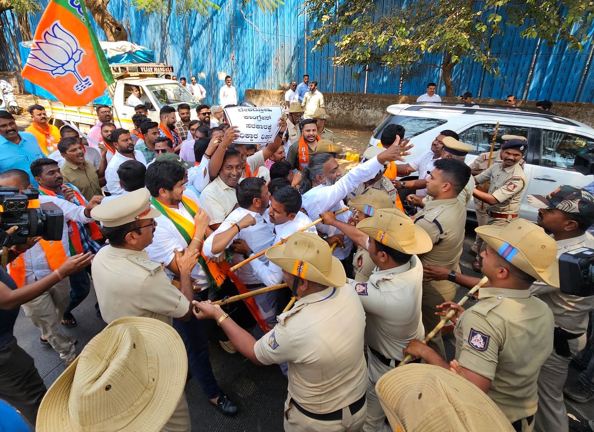 ಬೆಳಗಾವಿಯಲ್ಲಿ ಕಾಂಗ್ರೆಸ್‌ ಭವನಕ್ಕೆ ನುಗ್ಗಲು ಹೊರಟಿದ್ದ ಬಿಜೆಪಿ ಕಾರ್ಯಕರ್ತರನ್ನು ಪೊಲೀಸರು ಬುಧವಾರ ತಡೆದರು