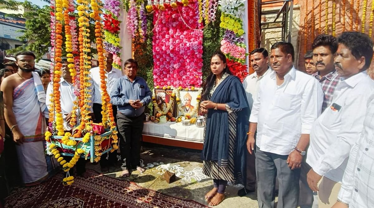 ಚಿಕ್ಕೋಡಿಯಲ್ಲಿ ಸೋಮವಾರ ಶಿವಾಜಿ ಮಹಾರಾಜರ ಜಯಂತಿ ಅಂಗವಾಗಿ ನಡೆದ ತೊಟ್ಟಿಲು ಕಾರ್ಯಕ್ರಮದಲ್ಲಿ ಉಪ ವಿಭಾಗಾಧಿಕಾರಿ ಮೆಹಬೂಬಿ ಪೂಜೆ ನೆರವೇರಿಸಿದರು