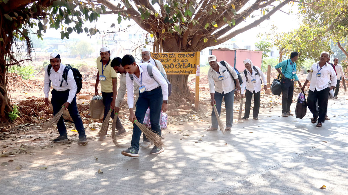 ಮಹಾ ಸ್ವಚ್ಛತಾ ಅಭಿಯಾನದ ಅಂಗವಾಗಿ ಹುಬ್ಬಳ್ಳಿಯ ಕೊಠಾರಿ ಲೇಔಟ್‌ನಲ್ಲಿ ಸ್ವಯಂ ಸೇವಕರು ಕಸ ಗುಡಿಸಿದರು