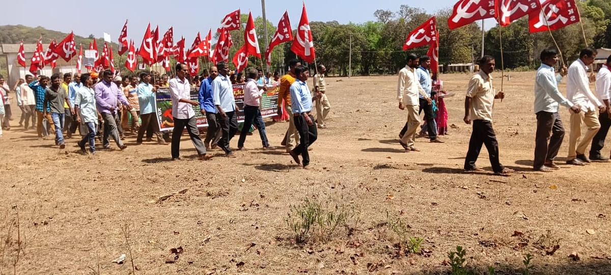 ಜೊಯಿಡಾ ತಾಲ್ಲೂಕಿನ ಡಿಗ್ಗಿ ಭಾಗಕ್ಕೆ ಮೂಲಭೂತ ಸೌಕರ್ಯಗಳನ್ನು ಒದಗಿಸಲು ಆಗ್ರಹಿಸಿ ಕರ್ನಾಟಕ ಪ್ರಾಂತ್ಯ ರೈತ ಸಂಘದ ವತಿಯಿಂದ ಎರಡು ದಿನಗಳ ಪಾದಯಾತ್ರೆ ಮಂಗಳವಾರ ತಾಲ್ಲೂಕಿನ ಗೌಳಾದೇವಿ ದೇವಾಸ್ಥಾನದಿಂದ ಪ್ರಾರಂಭವಾಯಿತು