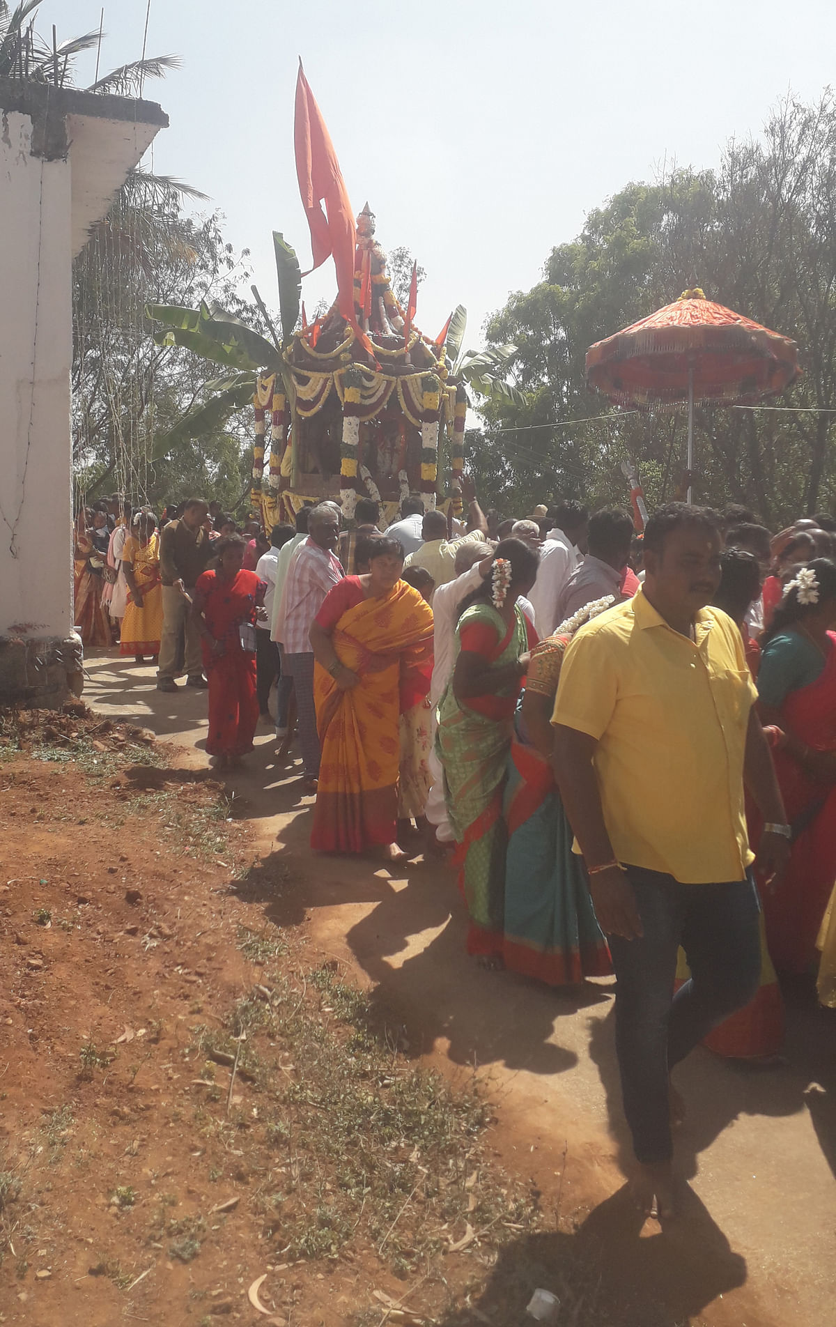 ಭಕ್ತರು ತೇರನ್ನು ಎಳೆದು ಭಕ್ತಿ ಮೆರೆದರು.