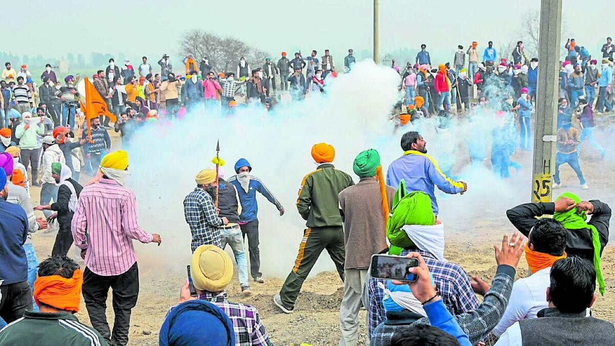 Farmers Protest: ದೆಹಲಿಯತ್ತ ನುಗ್ಗಿದ ರೈತಪಡೆ; ಪ್ರತಿಭಟನಕಾರರ ಮೇಲೆ ಅಶ್ರುವಾಯು