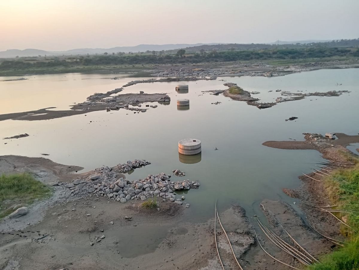 ಸುರಪುರ ತಾಲ್ಲೂಕಿನ ಕಂಪಾಪುರದಲ್ಲಿರುವ ಪಂಪ್‌ಹೌಸ್ ಹತ್ತಿರ ನೀರಿನ ಸಂಗ್ರಹ ಕಡಿಮೆಯಾಗಿರುವುದು