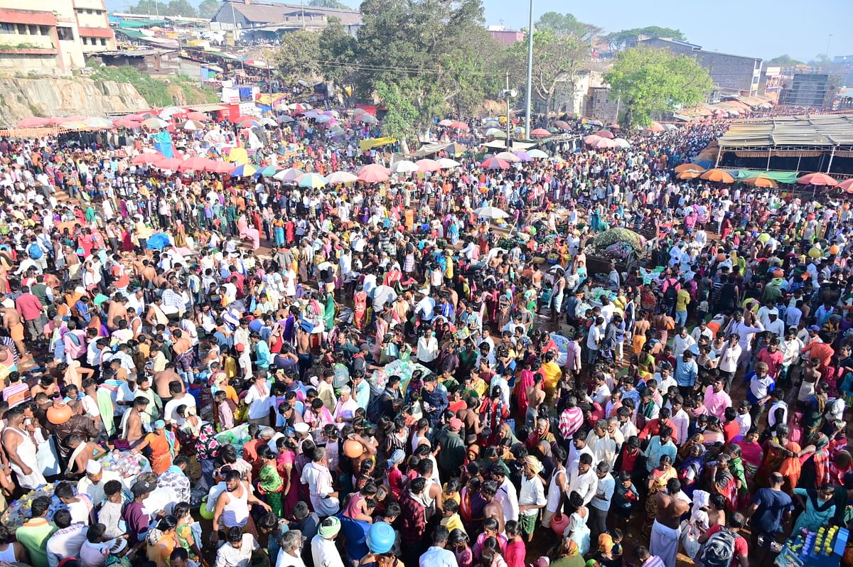 ಭಾರತ ಹುಣ್ಣಿಮೆ ಪ್ರಯುಕ್ತ ಬೆಳಗಾವಿ ಜಿಲ್ಲೆಯ ಸವದತ್ತಿ ತಾಲ್ಲೂಕಿನ ಯಲ್ಲಮ್ಮನಗುಡ್ಡದಲ್ಲಿ ಶನಿವಾರ ನಡೆದ ಜಾತ್ರೆಯಲ್ಲಿ ಅಪಾರ ಸಂಖ್ಯೆಯಲ್ಲಿ ಭಕ್ತರು ಸೇರಿದ್ದರು    – ಪ್ರಜಾವಾಣಿ ಚಿತ್ರ: ಗೋವಿಂದರಾಜ ಜವಳಿ