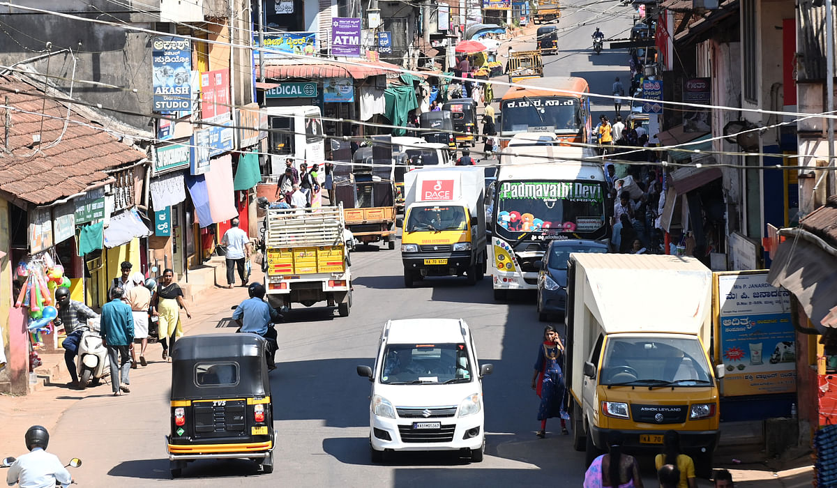 ವಿಟ್ಲ– ಪುತ್ತೂರು ರಸ್ತೆಯಲ್ಲಿ ವಾಹನ ದಟ್ಟಣೆ
– ಪ್ರಜಾವಾಣಿ ಚಿತ್ರ / ಫಕ್ರುದ್ದೀನ್ ಎಚ್