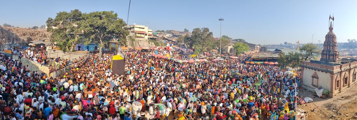 ಭಾರತ ಹುಣ್ಣಿಮೆ ಪ್ರಯುಕ್ತ ಬೆಳಗಾವಿ ಜಿಲ್ಲೆಯ ಸವದತ್ತಿ ತಾಲ್ಲೂಕಿನ ಯಲ್ಲಮ್ಮನಗುಡ್ಡದಲ್ಲಿ ಶನಿವಾರ ನಡೆದ ಜಾತ್ರೆಯಲ್ಲಿ ಅಪಾರ ಸಂಖ್ಯೆಯಲ್ಲಿ ಭಕ್ತರು ಸೇರಿದ್ದರು    – ಪ್ರಜಾವಾಣಿ ಚಿತ್ರ: ಗೋವಿಂದರಾಜ ಜವಳಿ