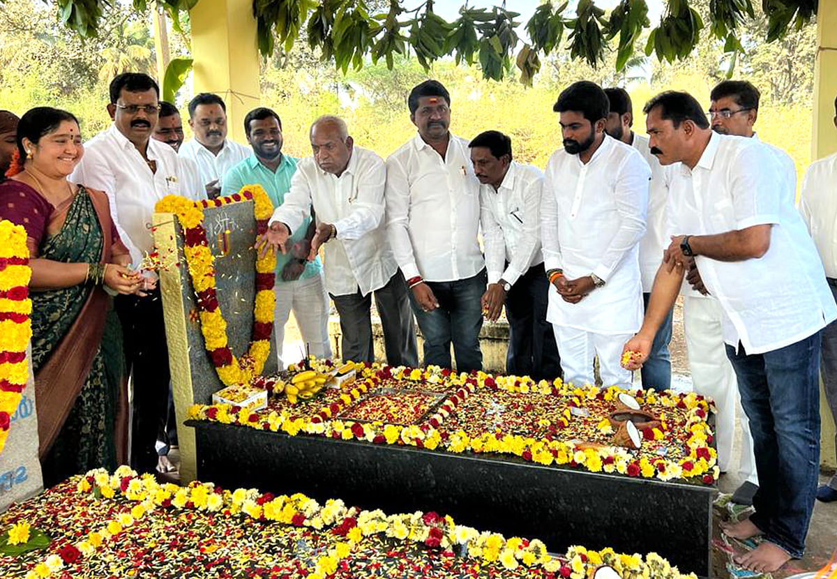 ಕೊಂಗಾಡಿಯಪ್ಪ ಅವರ  ಸಮಾಧಿಗೆ ಶಾಸಕ ಧೀರಜ್‌ ಮುನಿರಾಜು ಪುಷ್ಪನಮನ ಸಲ್ಲಿಸಿದರು