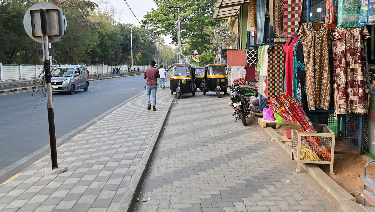 ಟ್ರ್ಯಾಕ್‌ ಅಂಚಿನವರೆಗೂ ಮಳಿಗೆಯ ವಸ್ತುಗಳನ್ನು ಇಡಲಾಗಿದ್ದು ಆಟೊಗಳೂ ನಿಲ್ಲುತ್ತಿವೆ