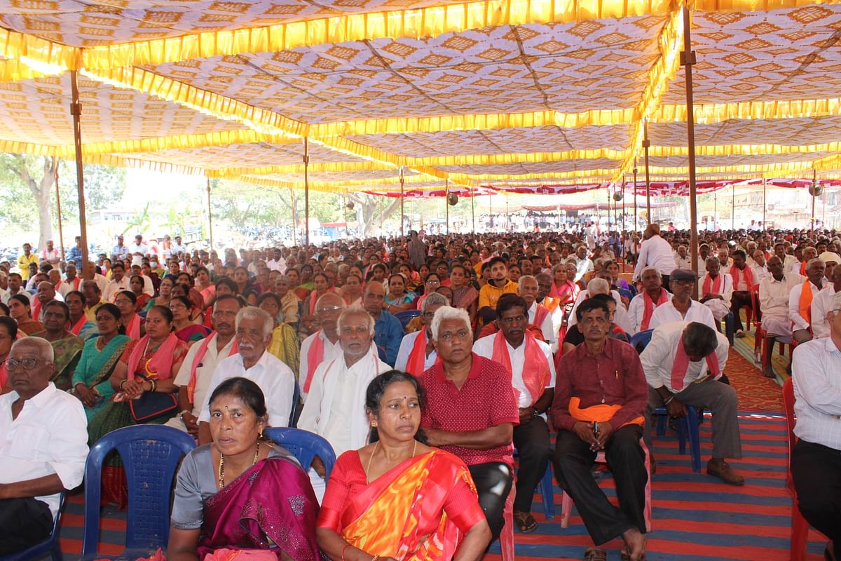 ಪೋಟೋ : ತಿಪಟೂರು ನಗರದ ಕಲ್ಲೇಶ್ವರಸ್ವಾಮಿ ದೇವಾಲಯದ ಆವರಣದಲ್ಲಿ ಶನಿವಾರ ವೀರಶೈವ ಲಿಂಗಾಯಿತ ಸಂಘಟನೆಯ ಪ್ರಾರಂಭೋತ್ಸವ ಸಮಾರಂಭದಲ್ಲಿ ಭಾಗವಹಿಸಿದ್ದ ಸಹಸ್ರಾರು ಸಂಖ್ಯೆಯ ಸಮಾಜದ ಬಂಧುಗಳು.