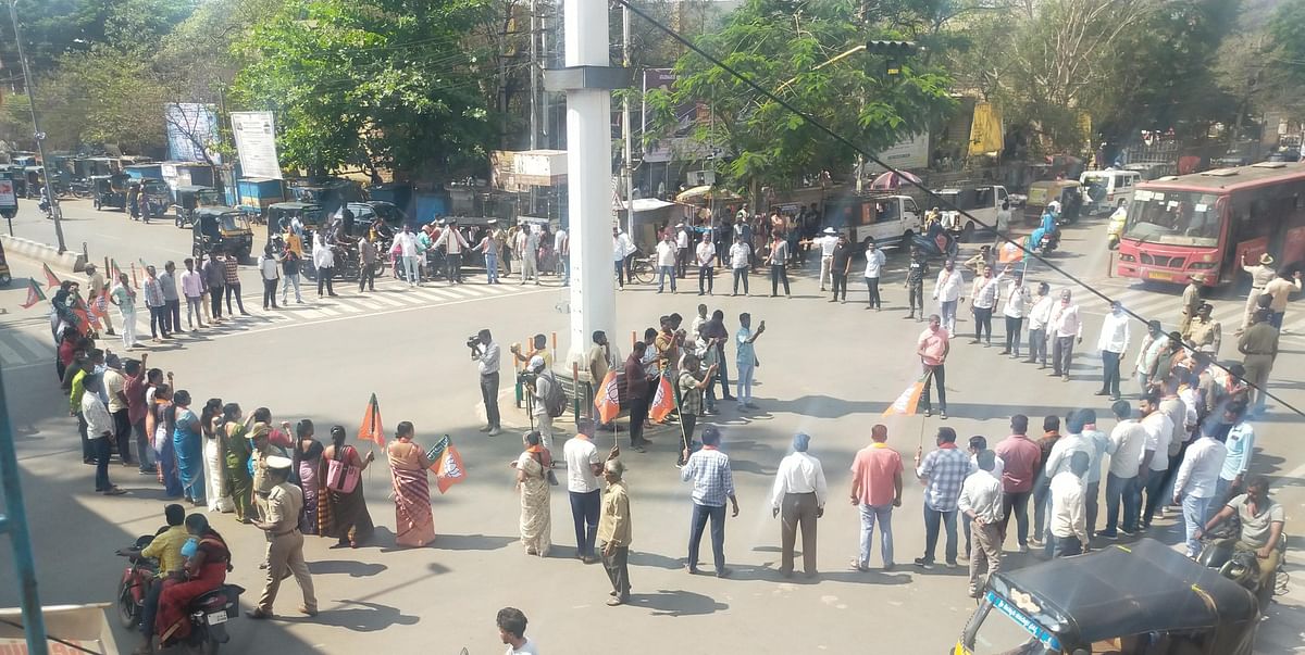 ವಿಧಾನಸೌಧದಲ್ಲಿ ಪಾಕಿಸ್ತಾನ ಪರ ಘೋಷಣೆ ಕೂಗಲಾಗಿದೆ ಎಂಬ ಆರೋಪದ ಹಿನ್ನೆಲೆಯಲ್ಲಿ ರಾಜ್ಯಸಭಾ ಸದಸ್ಯ ನಾಸೀರ್ ಹುಸೇನ್ ವಿರುದ್ಧ ಹೊಸಪೇಟೆಯ ಪುನೀತ್ ರಾಜ್‍ಕುಮಾರ್ ವೃತ್ತದಲ್ಲಿ ಬಿಜೆಪಿ ವತಿಯಿಂದ ಮಾನವ ಸರಪಳಿ ನಿರ್ಮಿಸಿ ಪ್ರತಿಭಟಿಸಲಾಯಿತು