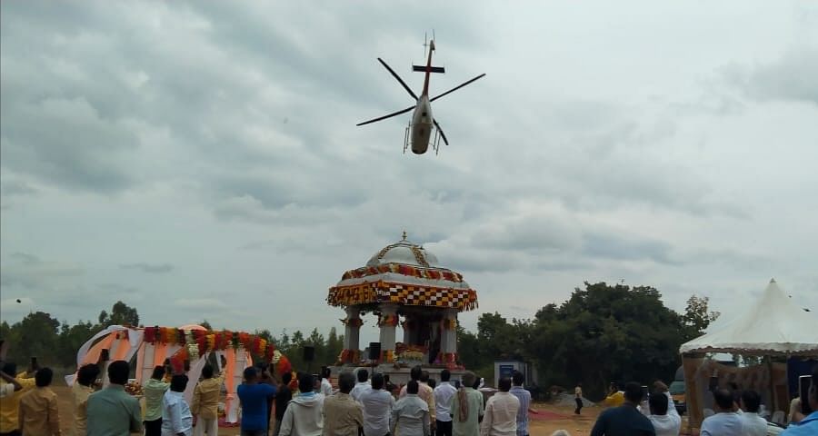 ಈಚೆಗೆ ರಾಮಾಪುರ ಬಳಿ ಸತ್ತವರೊಬ್ಬರ ಸಮಾಧಿ ಮೇಲೆ ಹೆಲಿಕಾಪ್ಟರ್ ಮೂಲಕ ಹೂಮಳೆ ಸುರಿದಿದ್ದ ಚಿತ್ರ