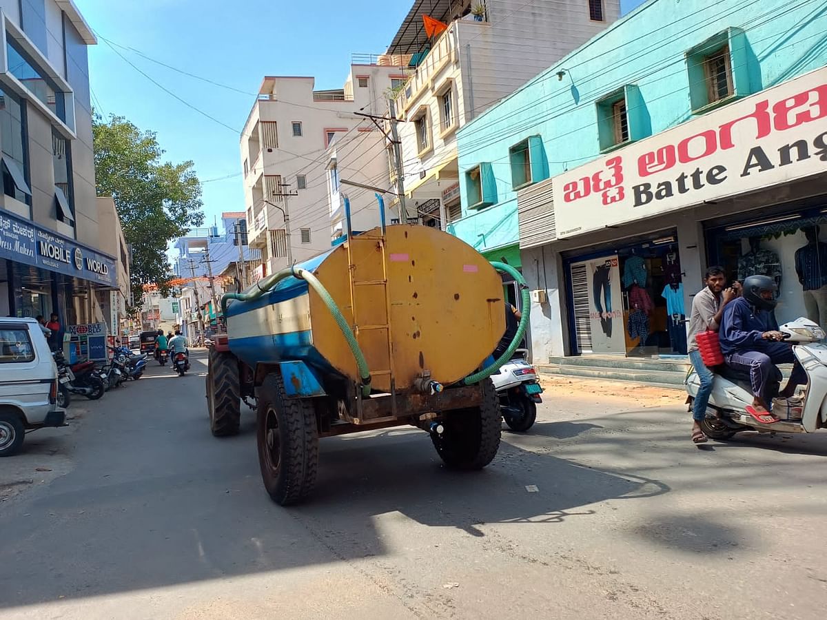 ಹಾಸನದಲ್ಲಿ ನೀರಿನ ಟ್ಯಾಂಕರ್‌ಗಳ ಓಡಾಟ ಶುರುವಾಗಿದೆ.