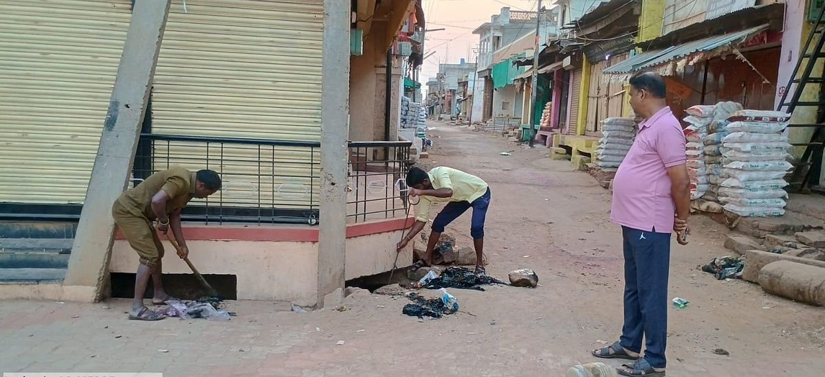 ಕೆರೂರು ಪಟ್ಟಣ ಪಂಚಾಯಿತಿ ಮುಖ್ಯಾಧಿಕಾರಿ ಜಗದೀಶ ಆರ್.ನಾಯ್ಕರ ಪೌರಕಾರ್ಮಿಕರಿಂದ ಸ್ವಚ್ಛತಾ ಕೆಲಸ ಮಾಡಿಸುತ್ತಿರುವುದು