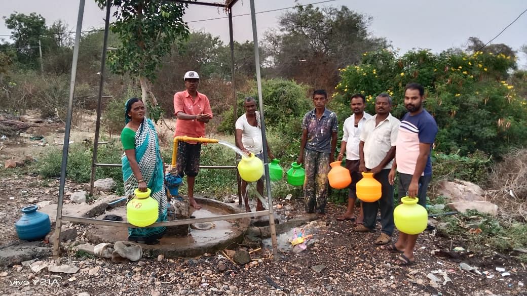 ಬೈಲಹೊಂಗಲ ತಾಲ್ಲೂಕಿನ ಯರಡಾಲ ಗ್ರಾಮದ ಬಸವೇಶ್ವರ ನಗರದಲ್ಲಿ ಬೋರ್‌ವೆಲ್‌ನಿಂದ ನೀರು ಸಂಗ್ರಹಿಸಿದ ಜನ