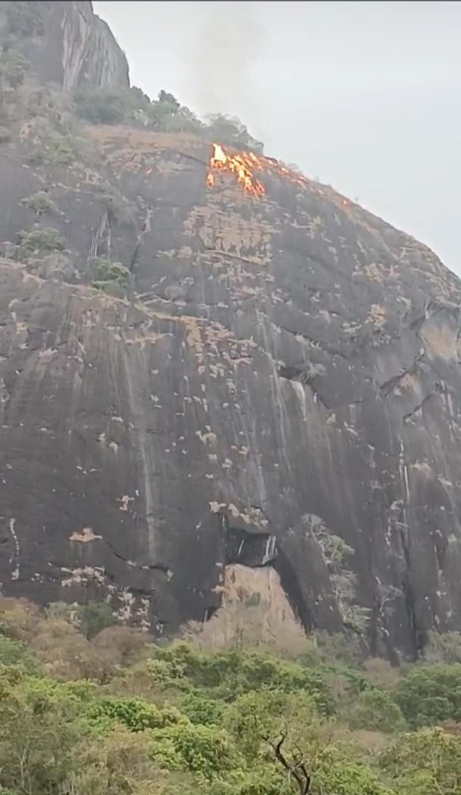 ಗಡಾಯಿಕಲ್ಲಿನಲ್ಲಿ ಬೆಂಕಿ ಕಾಣಿಸಿಕೊಂಡಿತ್ತು