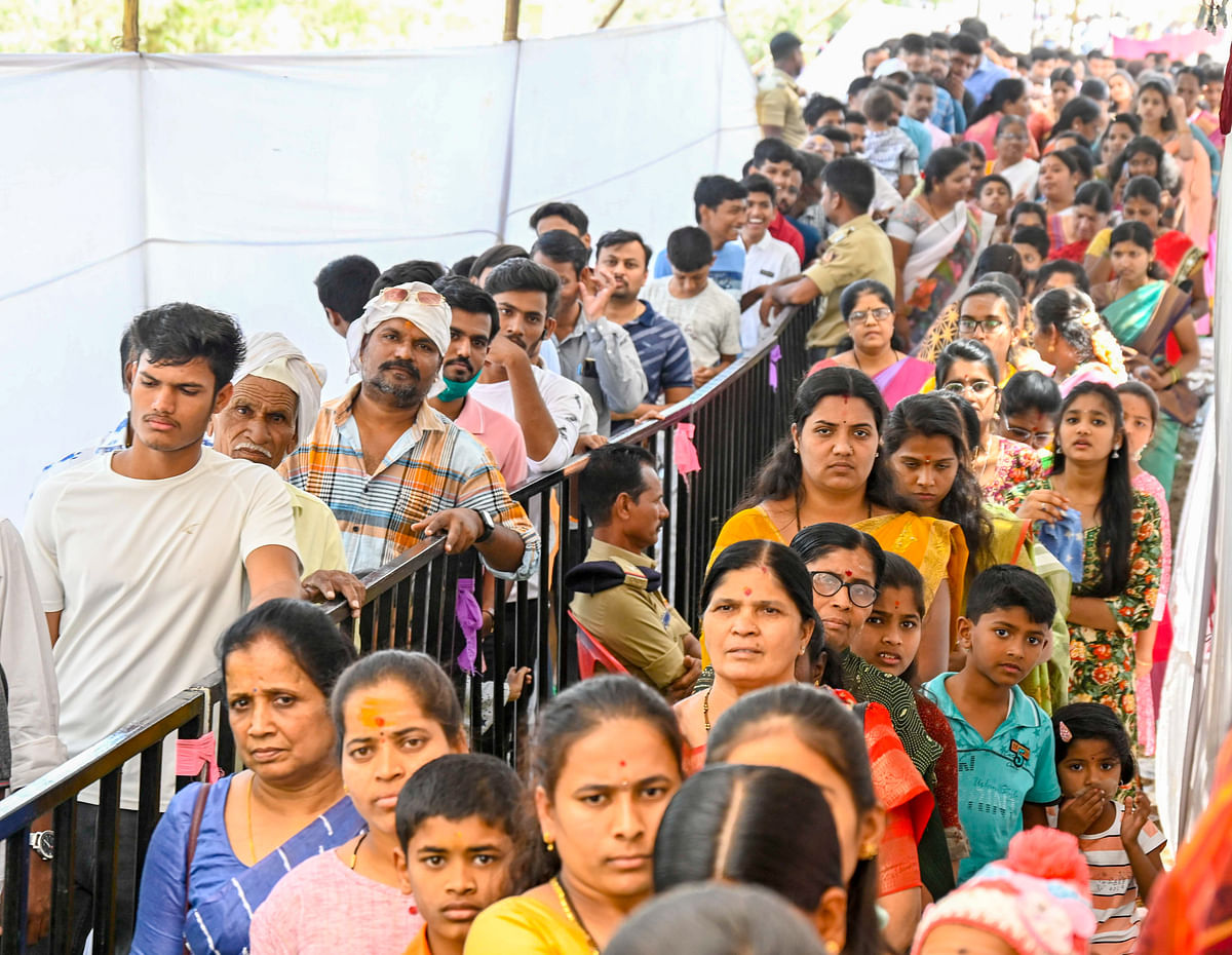 ಕಲಬುರಗಿಯ ರಾಮತೀರ್ಥ ಮಂದಿರದಲ್ಲಿ ಶಿವರಾತ್ರಿ ಅಂಗವಾಗಿ ಶುಕ್ರವಾರ ದೇವರ ದರ್ಶನ ಪಡೆಯಲು ಸಾಲಾಗಿ ನಿಂತಿದ್ದ ಭಕ್ತರು