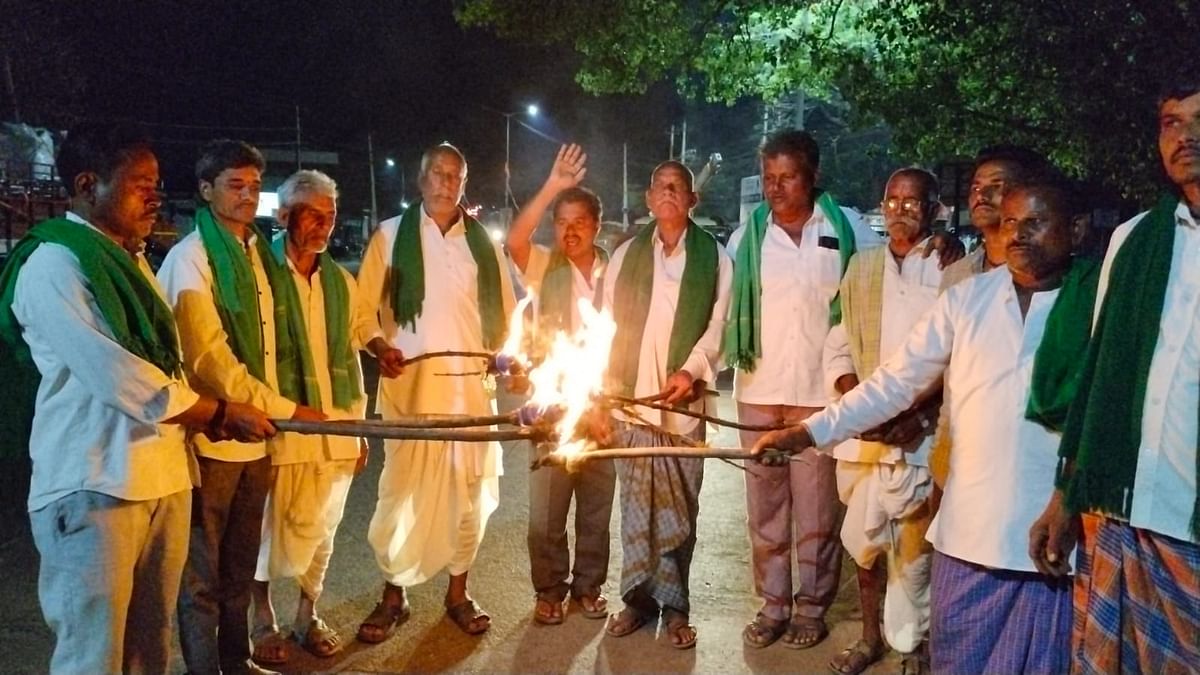 ಕಲಘಟಗಿಯಲ್ಲಿ ಜಿಲ್ಲಾ ಕಬ್ಬು ಬೆಳೆಗಾರರ ಸಂಘದ ಸದಸ್ಯರು ಕೇಂದ್ರ ಸರ್ಕಾರದ ವಿರುದ್ಧ ಬುಧವಾರ ರಾತ್ರಿ ಪಂಜಿನ ಮೆರವಣಿಗೆ ನಡೆಸಿದರು 